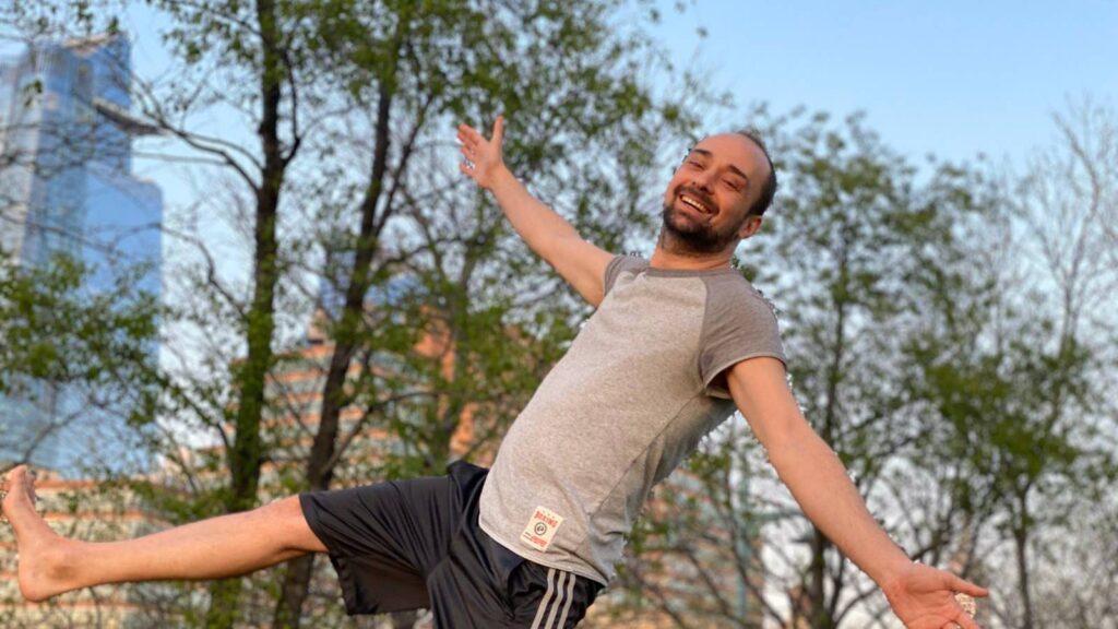 Miguel en 2020 en Nueva York con un pie subido